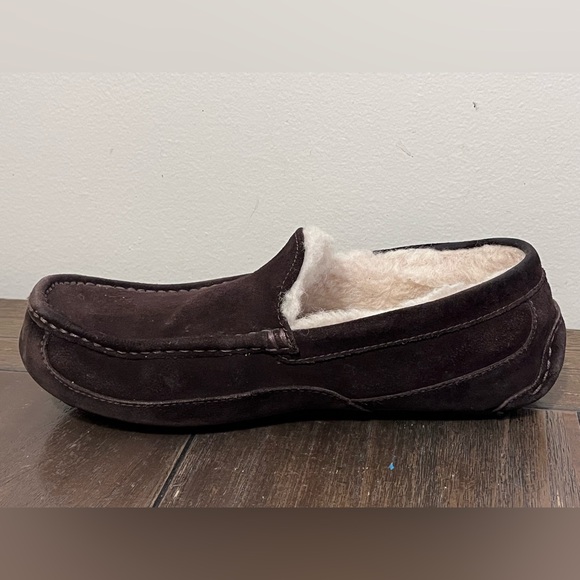 UGG Brown Suede Slippers Mens size 10 - Picture 4 of 10